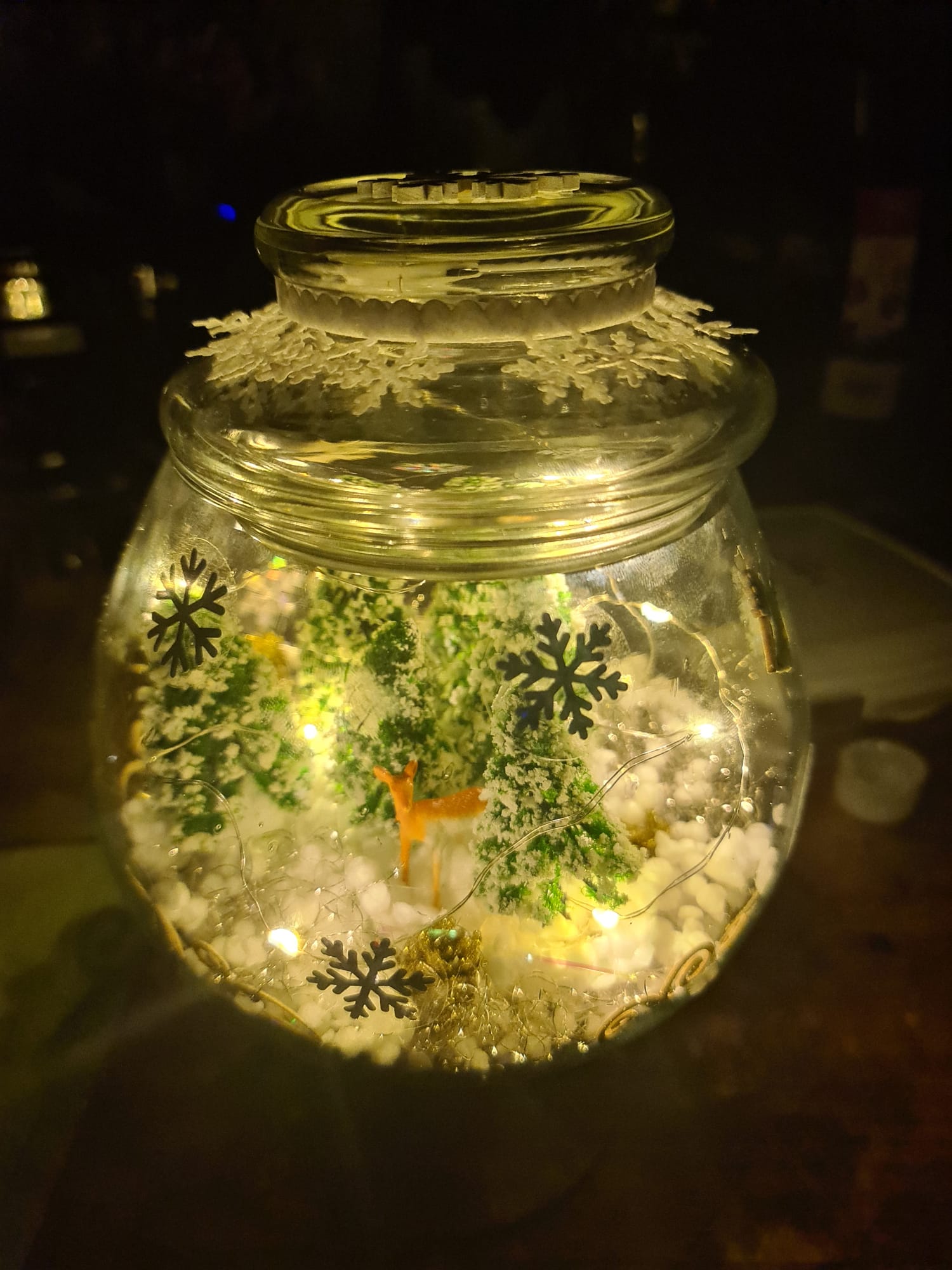 Winterliche Miniaturwelt mit Licht